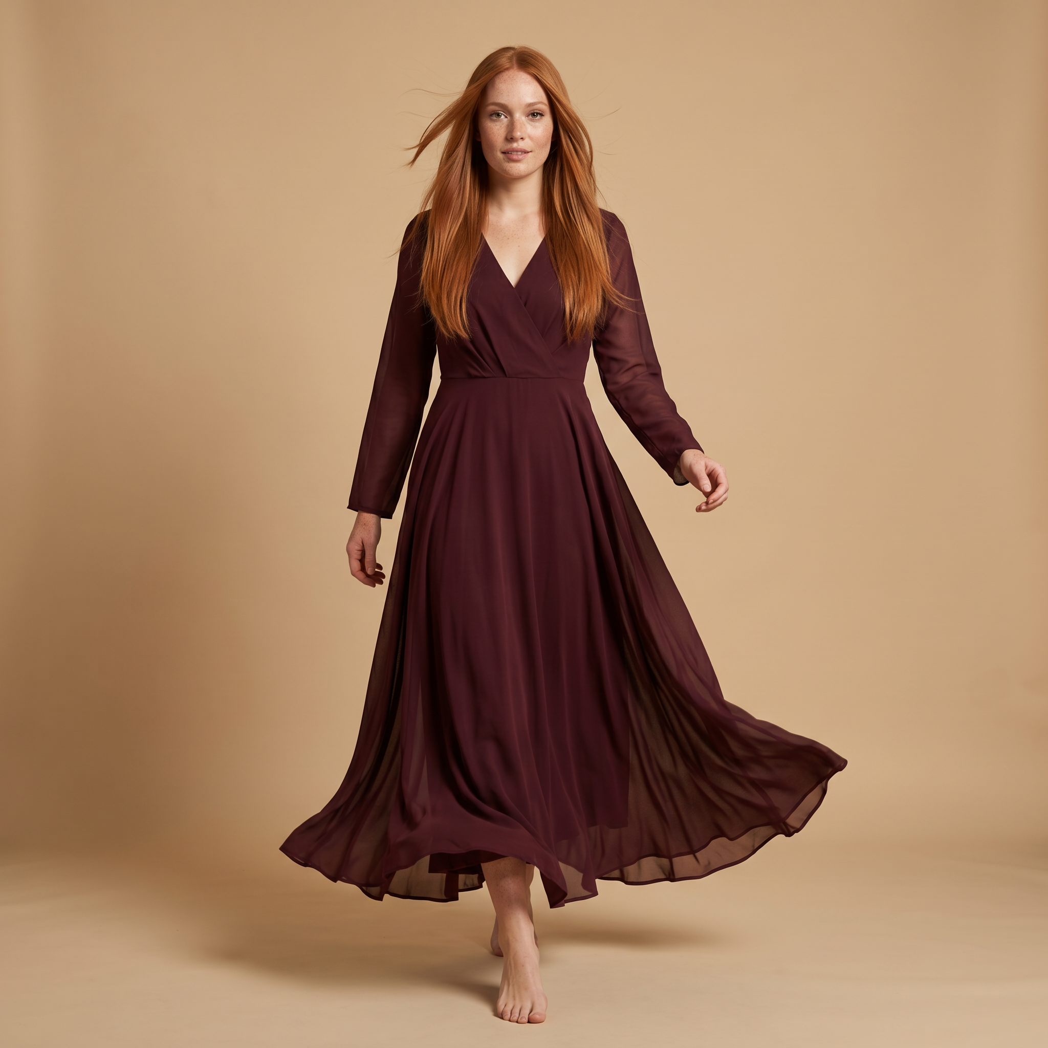 Lange maxi-jurk in noordelijk bordeauxrood met lange mouwen – elegante slip dress met een wikkel-decolleté aan de voorkant
