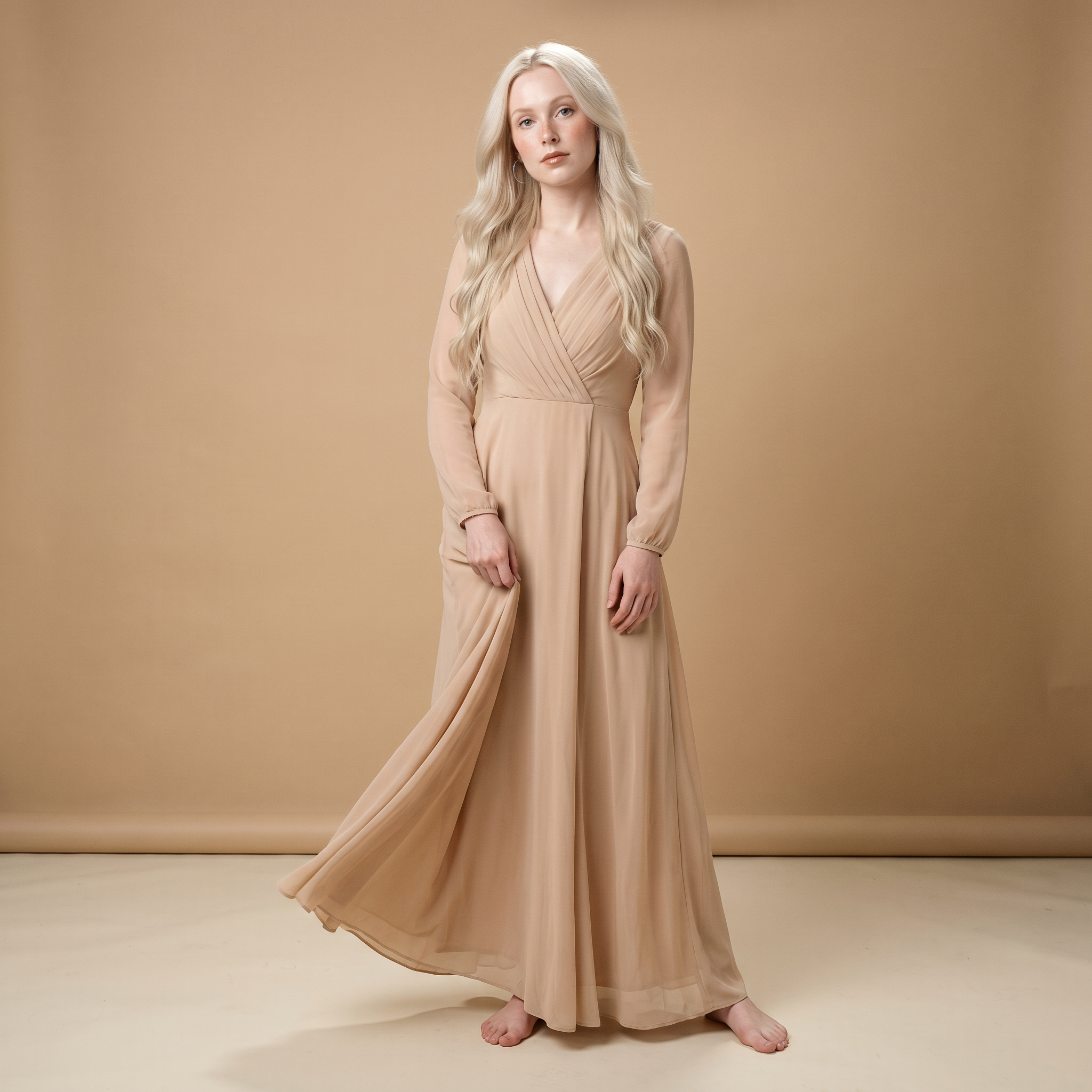 Tijdloze champagnekleurige slipdress met lange mouwen