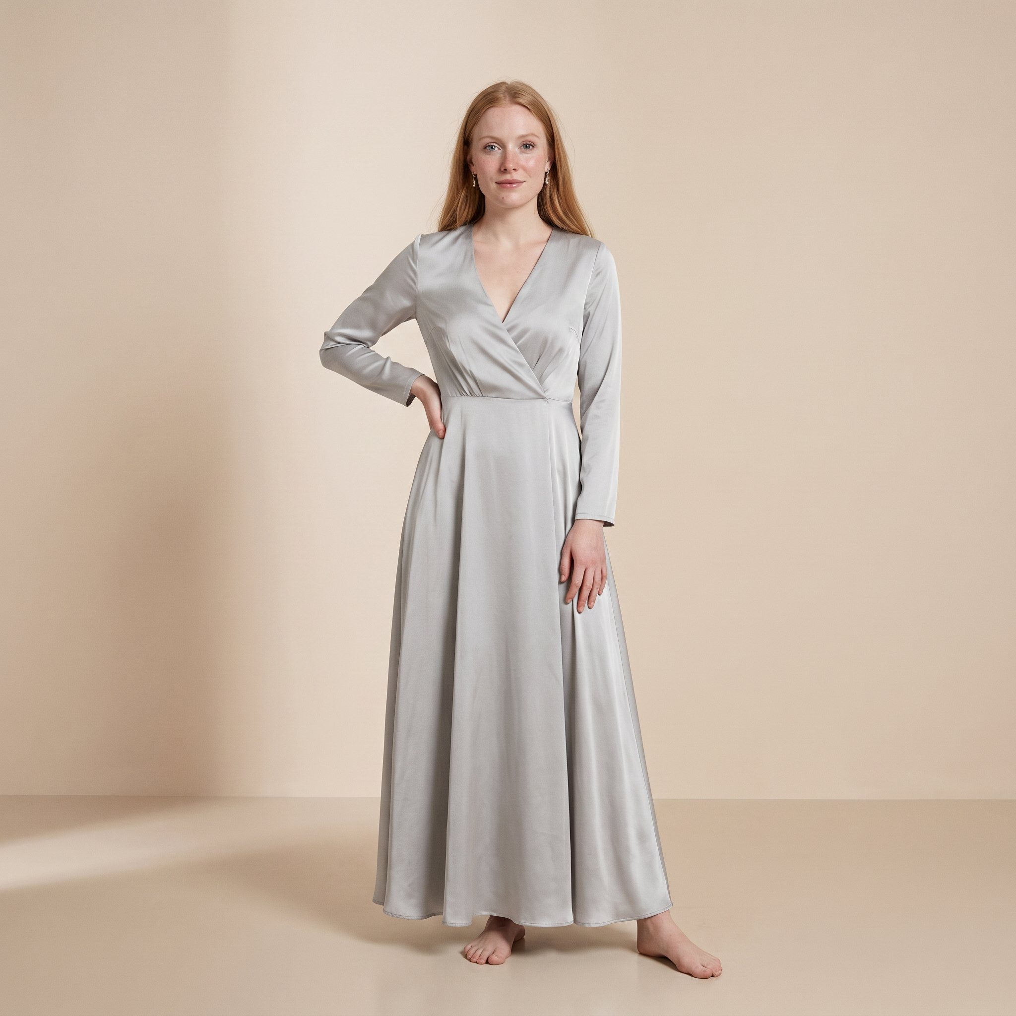 Glanzende, satijnen maxi-jurk in zilver – elegante slip dress met lange mouwen