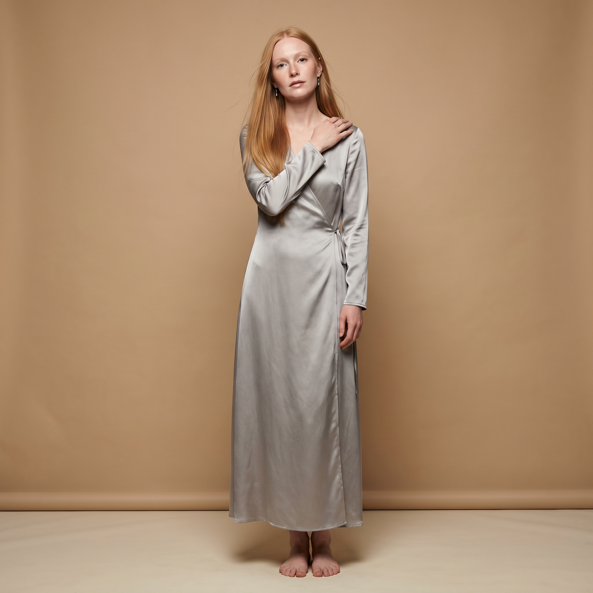 Glanzende, satijnen maxi-jurk in zilver – elegante slip dress met lange mouwen
