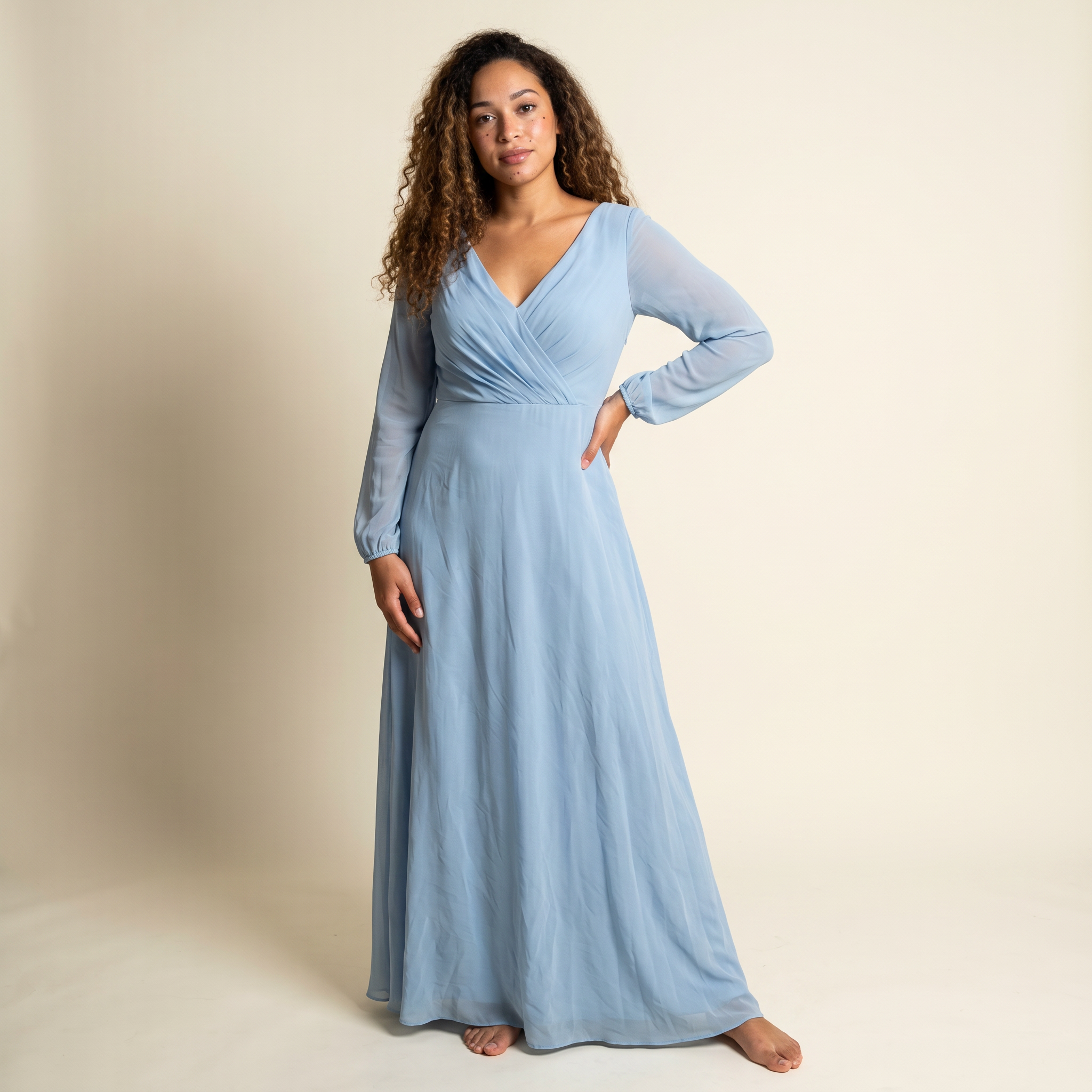 Prosta, opengewerkte jurk met lange mouwen