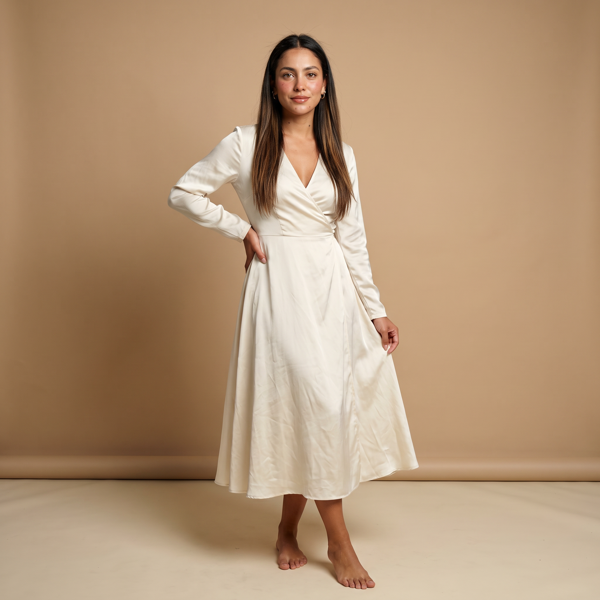 Glanzende, satijnen maxi-jurk – elegante slip dress met lange mouwen en V-hals