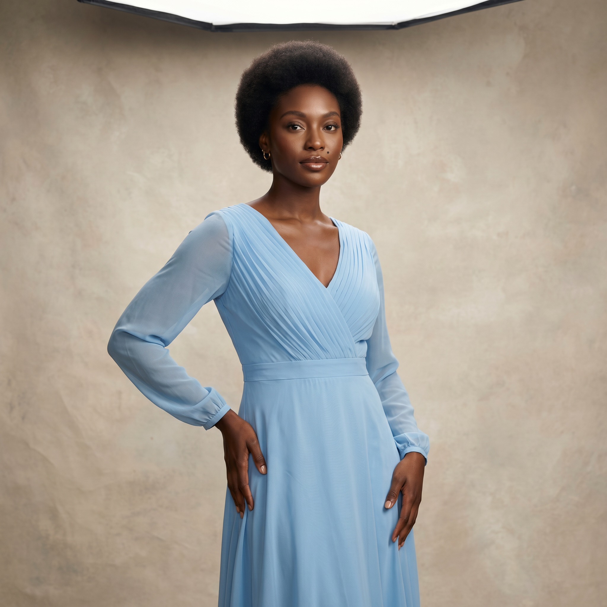 Blauwe, lange slipdress met lange mouwen – de droomjurk van chiffon met een wikkeldecolleté aan de voorkant