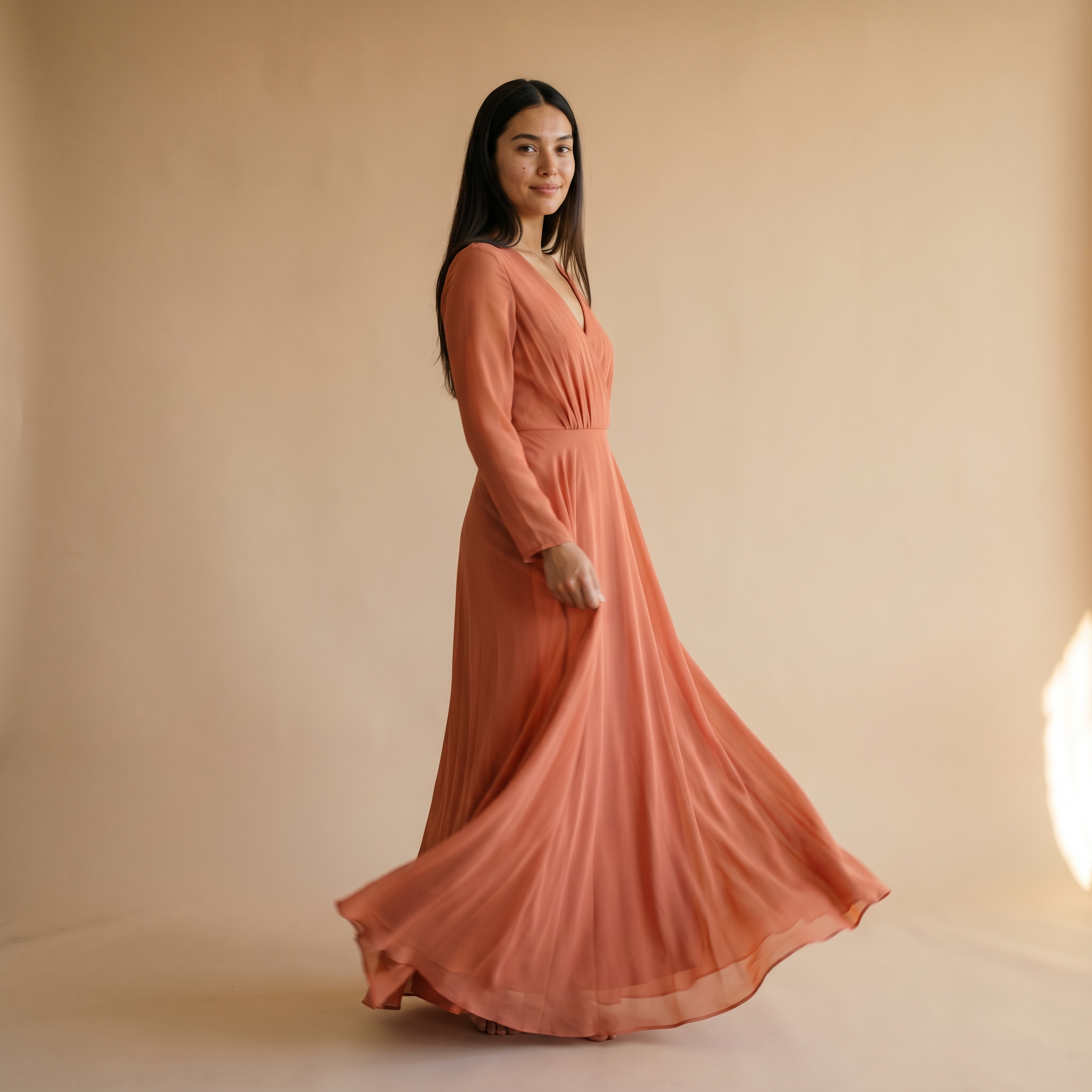 Herfst maxi jurk met lange mouwen in terracotta – slip dress in warme, aardse tinten