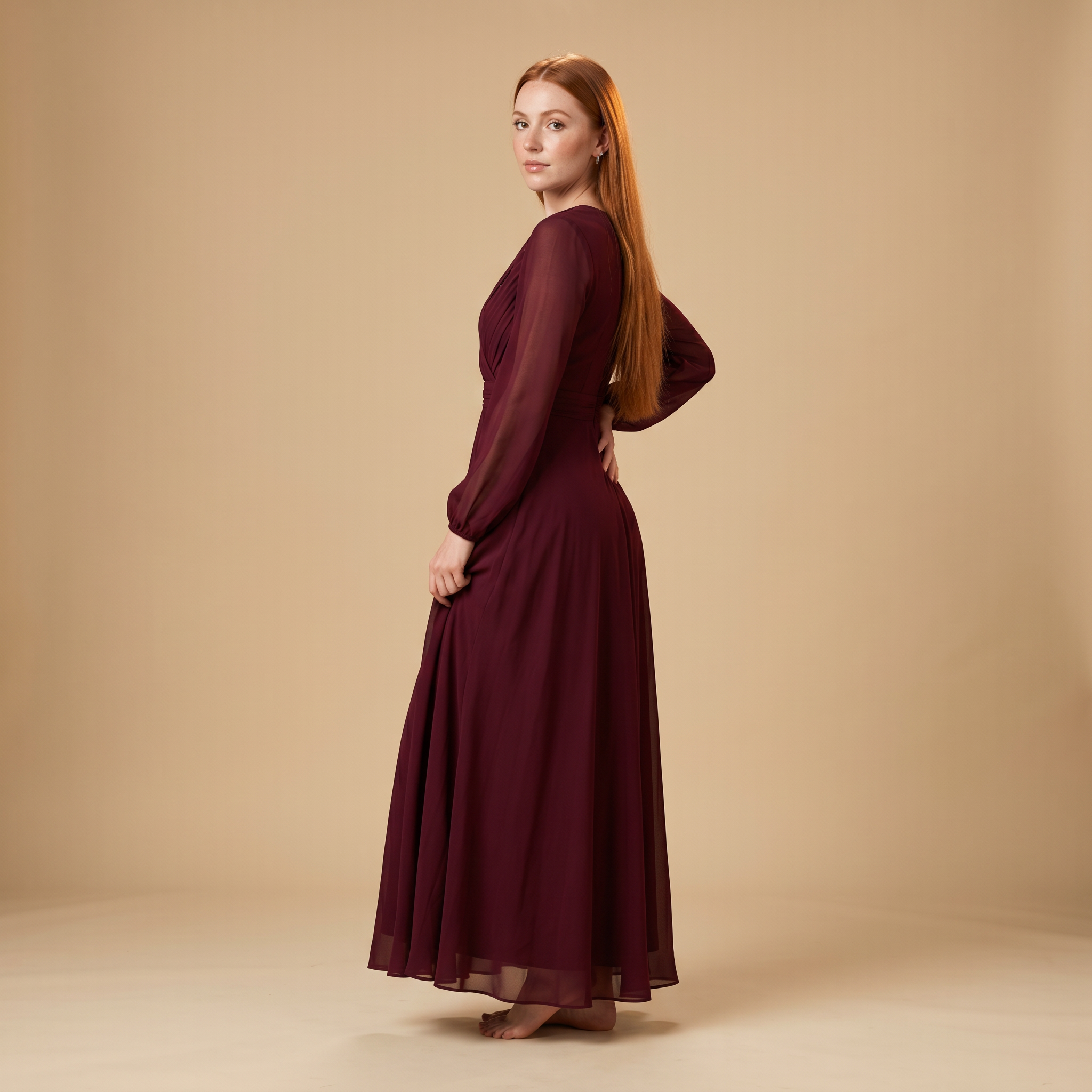 Lange maxi-jurk in noordelijk bordeauxrood met lange mouwen – elegante slip dress met een wikkel-decolleté aan de voorkant