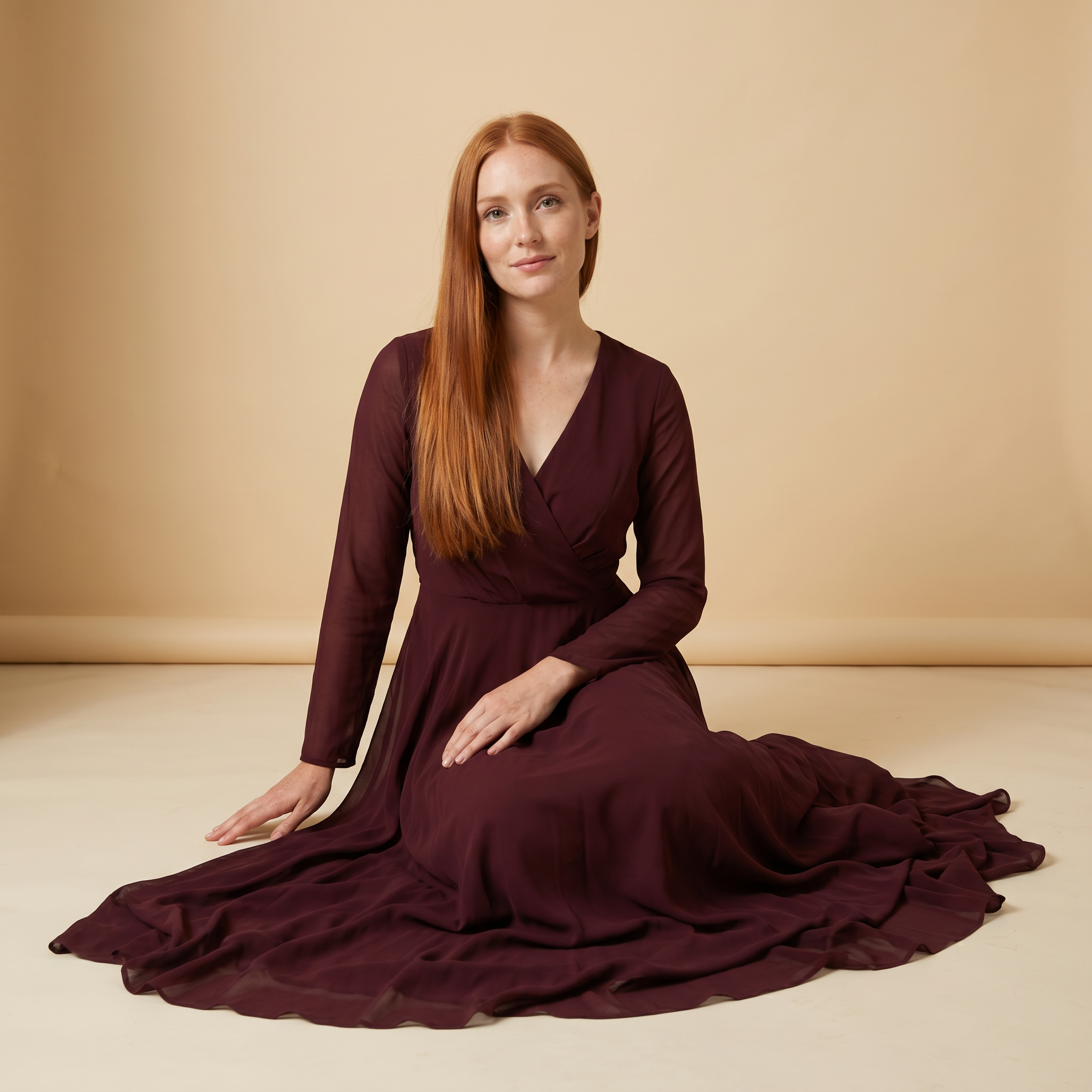 Lange maxi-jurk in noordelijk bordeauxrood met lange mouwen – elegante slip dress met een wikkel-decolleté aan de voorkant