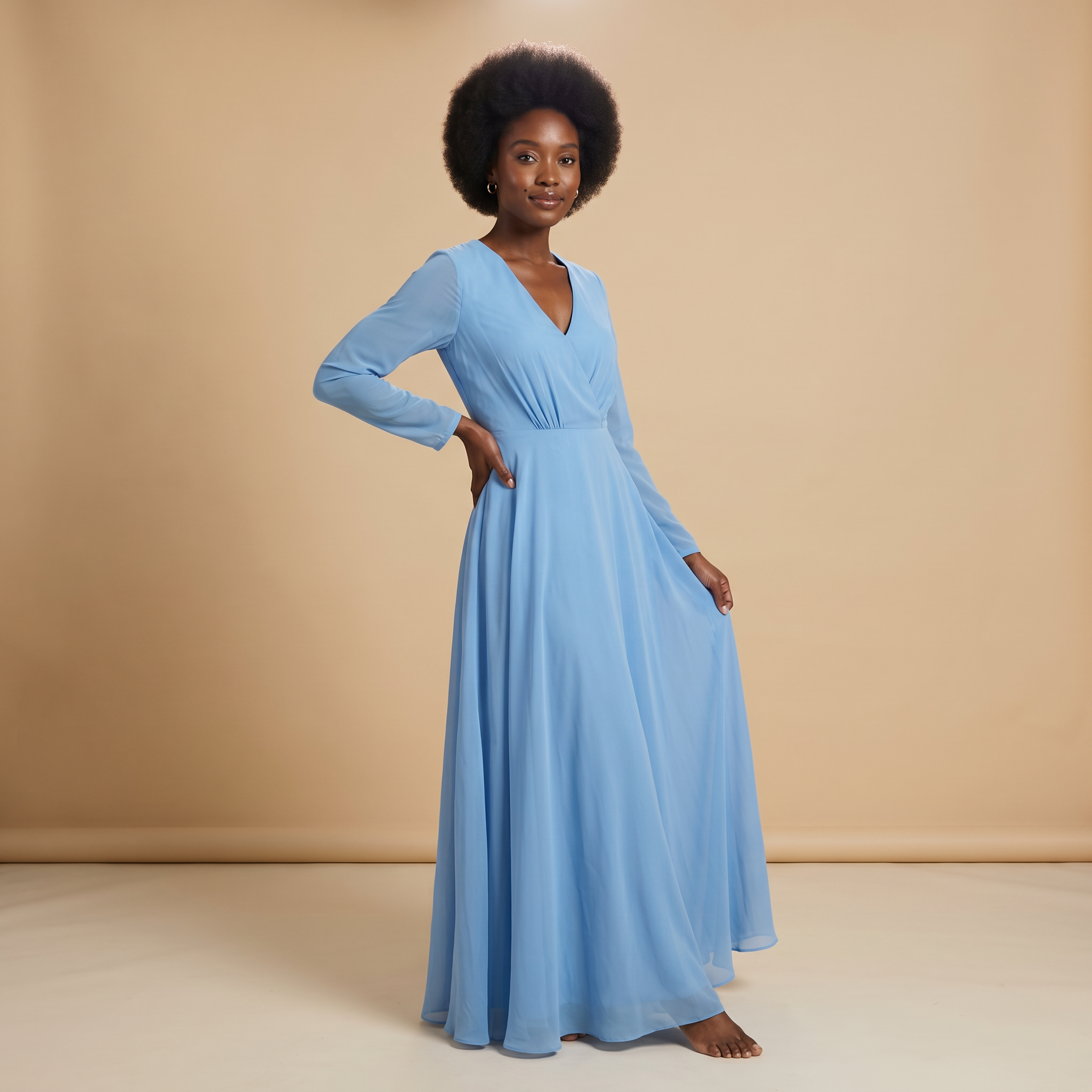 Blauwe, lange slipdress met lange mouwen – de droomjurk van chiffon met een wikkeldecolleté aan de voorkant