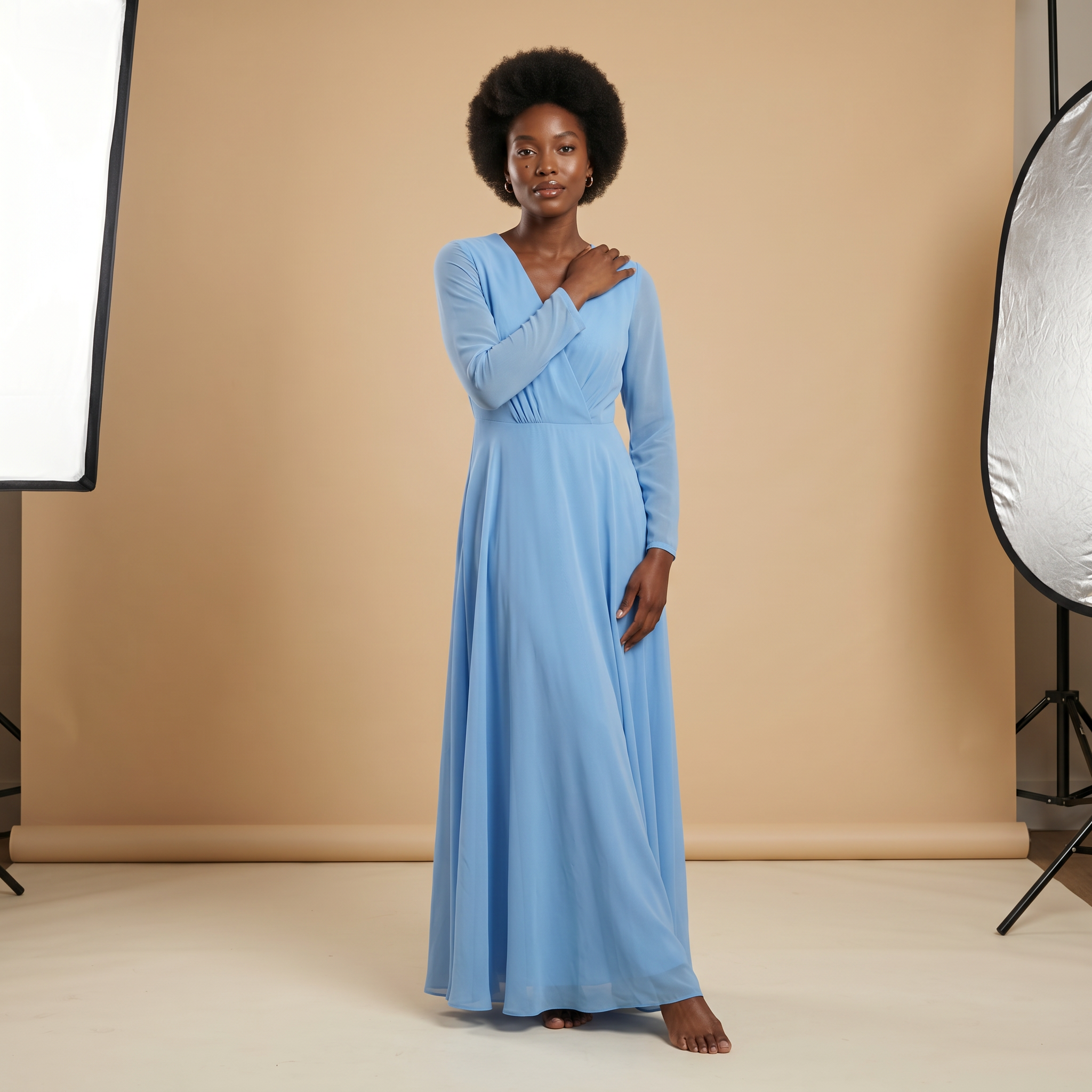 Blauwe, lange slipdress met lange mouwen – de droomjurk van chiffon met een wikkeldecolleté aan de voorkant