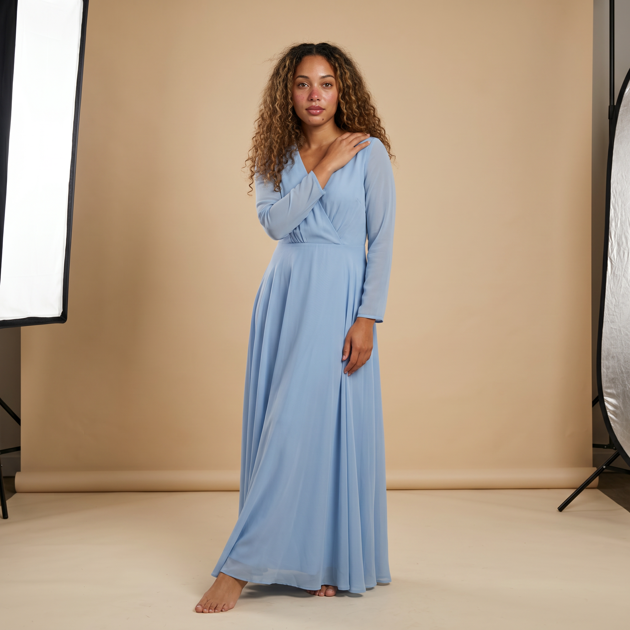 Prosta, opengewerkte jurk met lange mouwen