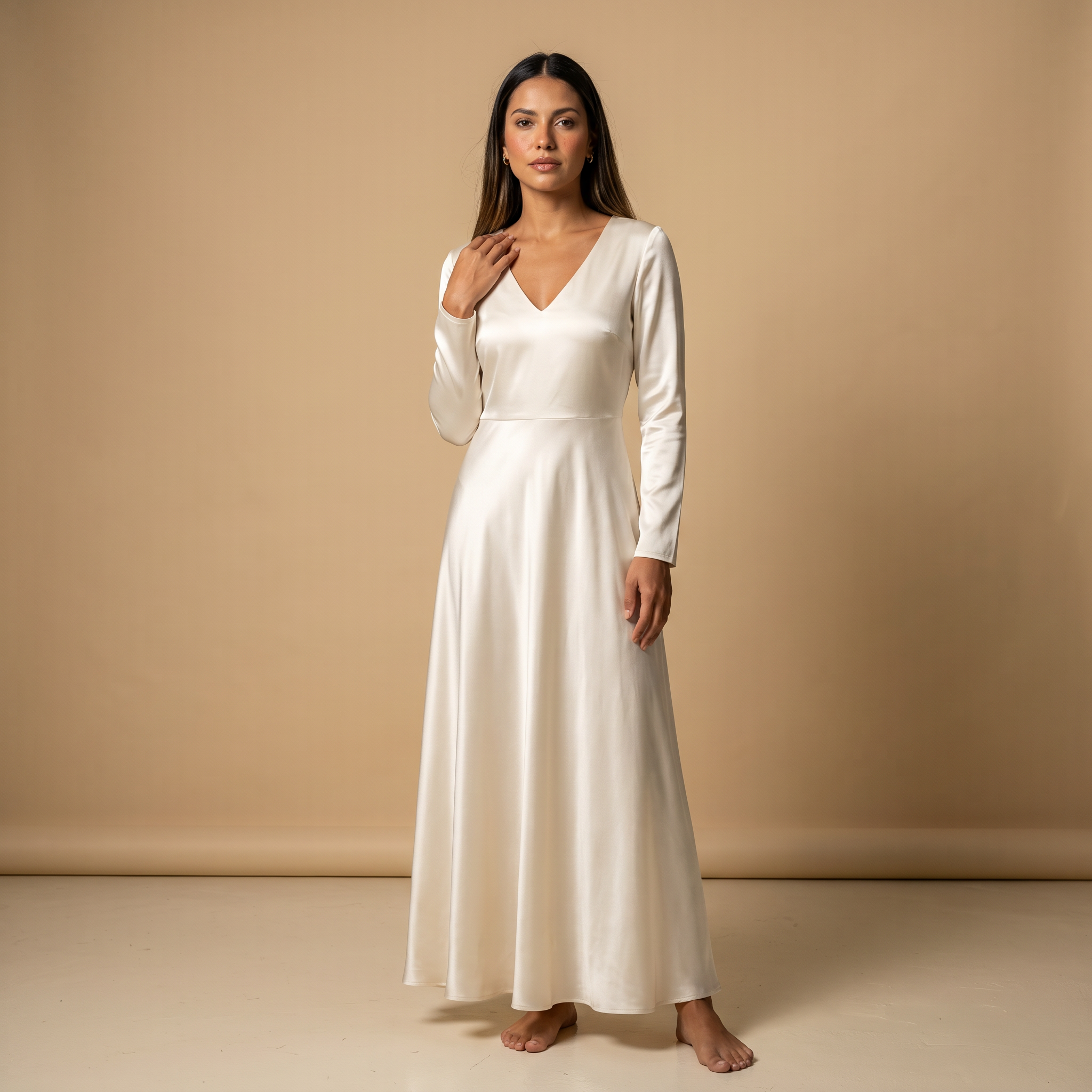Glanzende, satijnen maxi-jurk – elegante slip dress met lange mouwen en V-hals