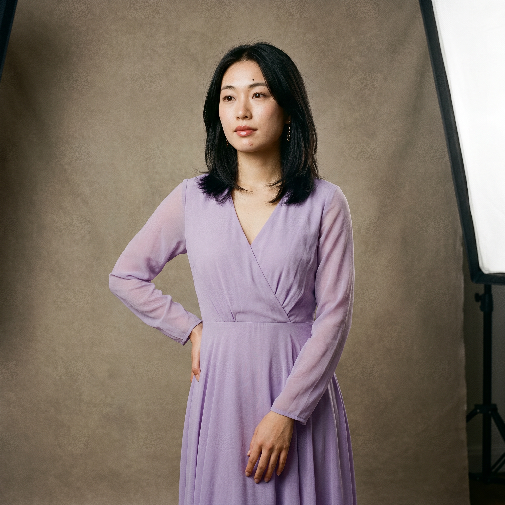 Lange maxi-jurk in de kleur lavendelnevel met lange mouwen – elegante avondjurk met een sluiting aan de voorkant